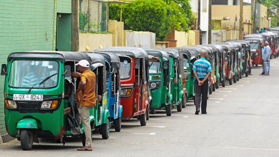 Sri Lanka Enerji Bakanı: Ülkede yakıt bitmek üzere