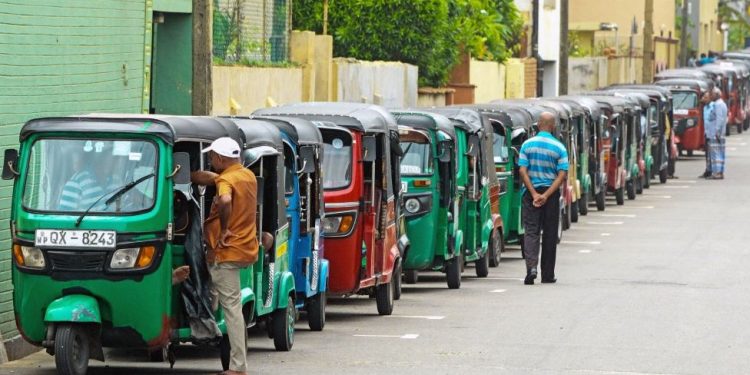 Sri Lanka Enerji Bakanı: Ülkede yakıt bitmek üzere