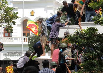 Sri Lanka'da Başbakanlık binasının basıldığı protestoda 1 kişi öldü; ülkede sokağa çıkma yasağı ilan edildi