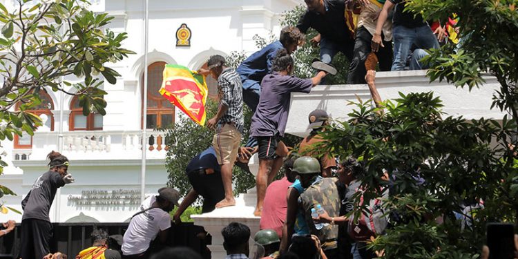 Sri Lanka'da Başbakanlık binasının basıldığı protestoda 1 kişi öldü; ülkede sokağa çıkma yasağı ilan edildi