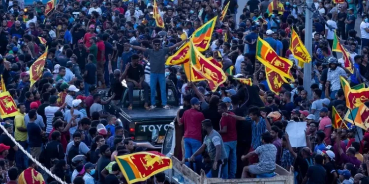 Sri Lanka'da ekonomik kriz: Cumhurbaşkanı Rajapaksa'nın eski maliye bakanı kardeşinin yurt dışına çıkışı engellendi