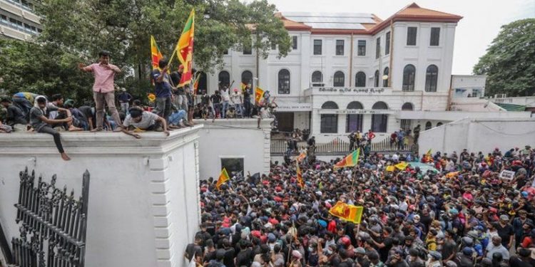 Sri Lanka'da göstericiler kamu binalarını işgale son veriyor