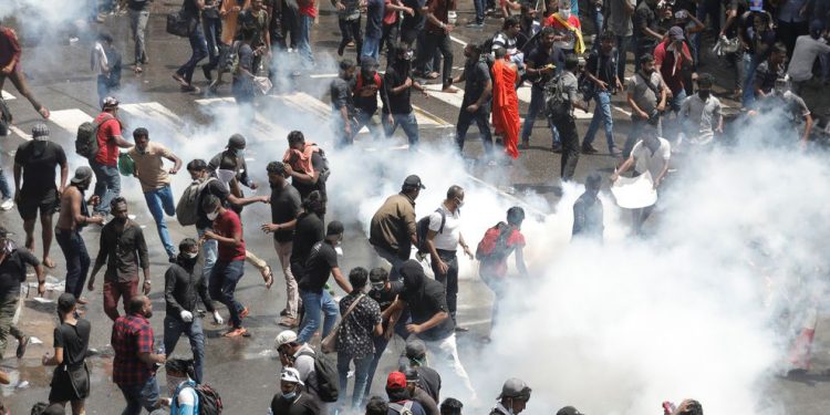 Sri Lanka’da protestocular başkanlık konutunu bastı; başkan kaçtı