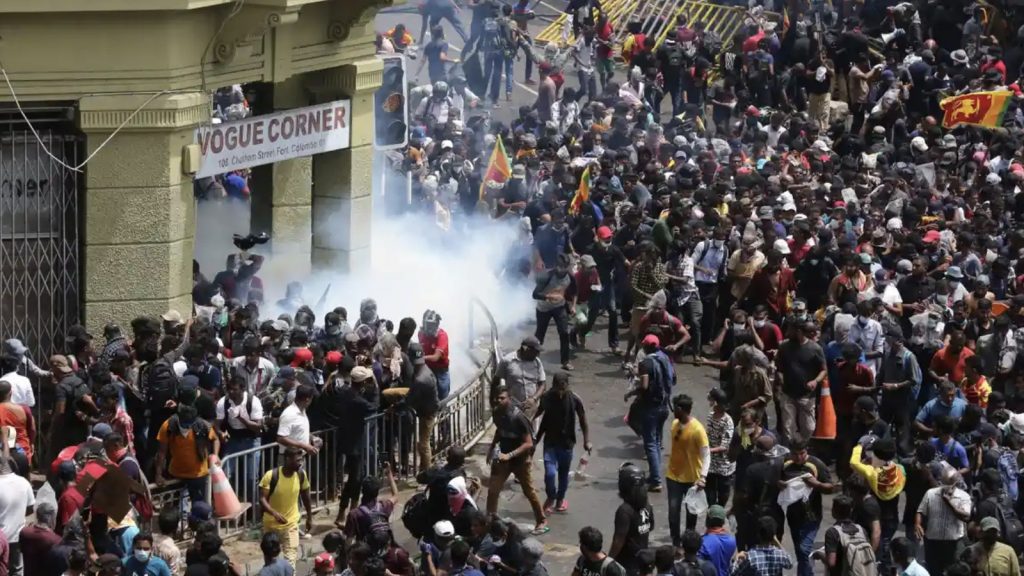 Sri Lanka'da protestolar: Başbakan Wickremesinghe'nin evi ateşe verildi