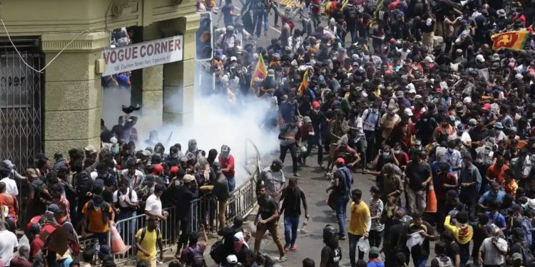 Sri Lanka'da protestolar: Başbakan Wickremesinghe'nin evi ateşe verildi