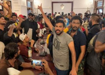 Sri Lanka'da protestolar: Başbakan ge&ccedil;ici devlet başkanı se&ccedil;ildi