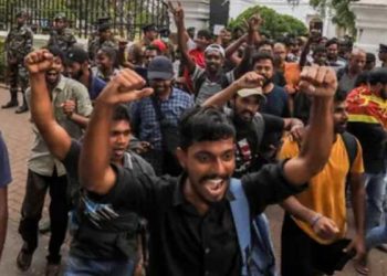 Sri Lanka'da protestolar en büyük hedeflerinden birine ulaştı; Devlet Başkanı Rajapaksa istifasını yurt dışından sundu