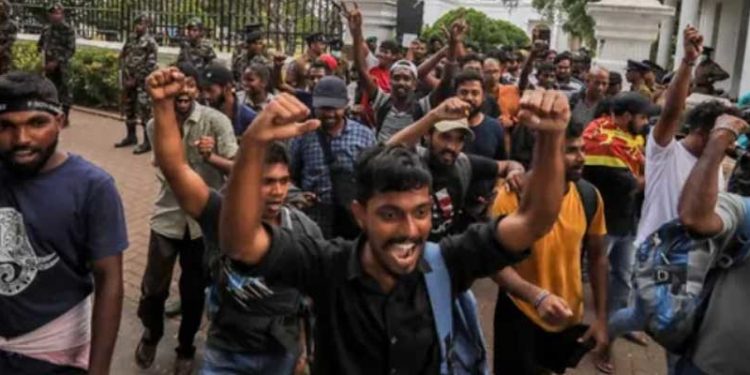 Sri Lanka'da protestolar en büyük hedeflerinden birine ulaştı; Devlet Başkanı Rajapaksa istifasını yurt dışından sundu