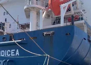 Şüpheli gemi Lübnan'da durduruldu