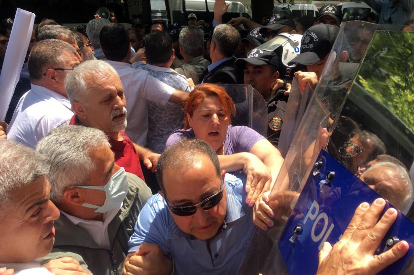 TÜİK protestosuna engel: ‘Sahte değil, gerçek enflasyonu açıkla’ 