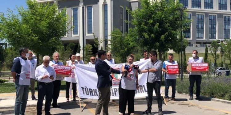 TTB toplanan imzaları bakanlığa iletti: Sağlığınız için hekimlere kulak verin