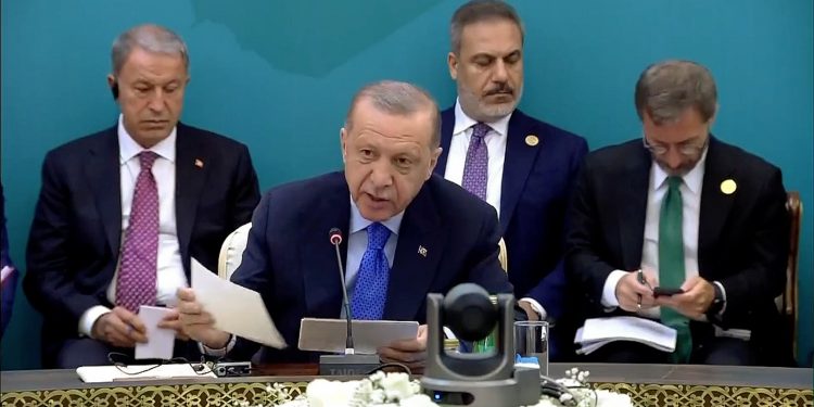 Tahran’da konuşan Erdoğan: ‘Terörü Suriye’den söküp atacağız’