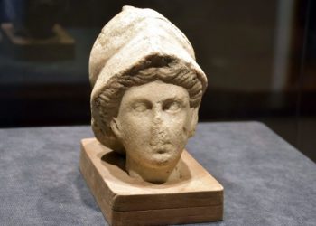 Tanrıça 'Athena'nın 2 bin 300 yıllık heykel başı, 27 yıl sonra sergide