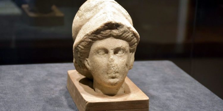 Tanrıça 'Athena'nın 2 bin 300 yıllık heykel başı, 27 yıl sonra sergide
