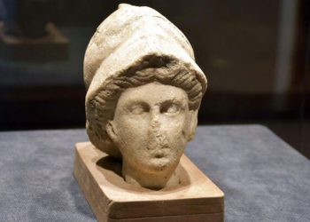 Tanrıça 'Athena'nın heykel başı, 27 yıl sonra sergide