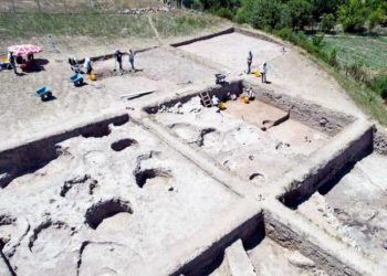 Tavşanlı Höyük'te 3 bin 300 yıllık mühür ve hançer bulundu