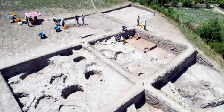 Tavşanlı Höyük'te 3 bin 300 yıllık mühür ve hançer bulundu