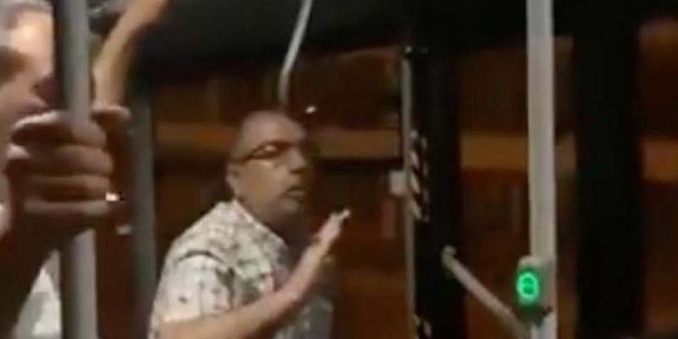 Toplu taşımada Çerkesce konuşan gençlere ırkçı saldırı: 'Burası Türkiye, Türkçe konuşacaksın'