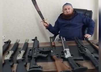 T&uuml;fek ve kılı&ccedil;la poz veren Rizeli başkan g&ouml;zaltına alınıp serbest bırakıldı