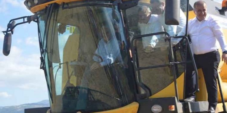 Türkü söyleyen Binali Yıldırım bu kez de tarla sürdü