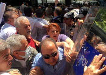 TÜİK protestosuna engel: ‘Sahte değil, gerçek enflasyonu açıkla’ 