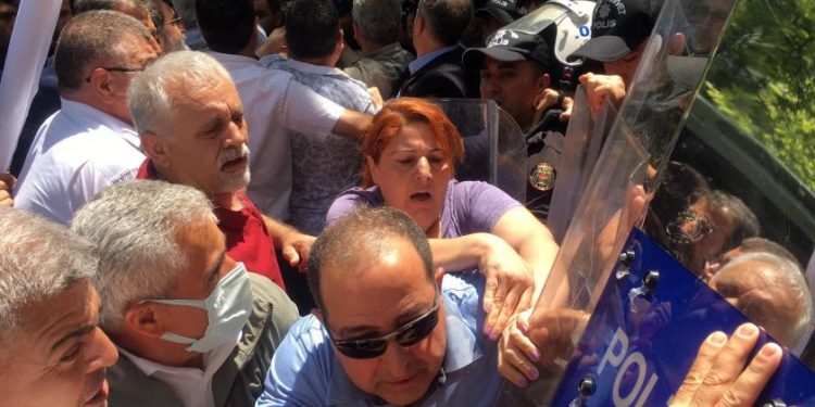 TÜİK protestosuna engel: ‘Sahte değil, gerçek enflasyonu açıkla’ 