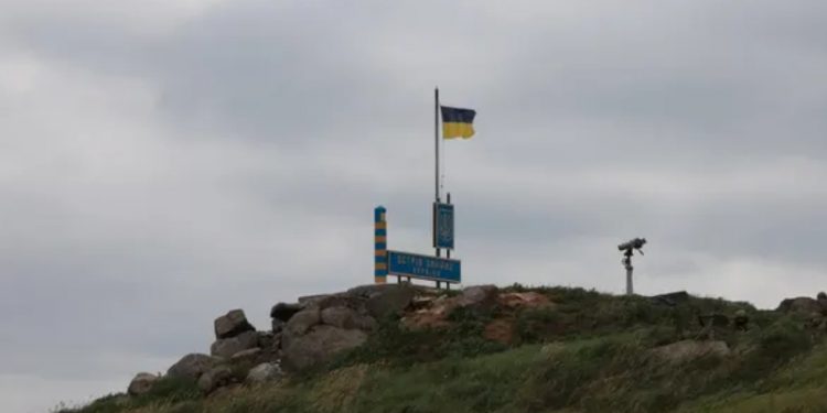 Ukrayna, bayrağını Rusya'nın çekildiği Yılan Adası'na dikmeye hazırlanıyor
