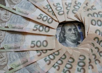 Ukrayna döviz rezervlerini korumak için para birimini devalüe etti