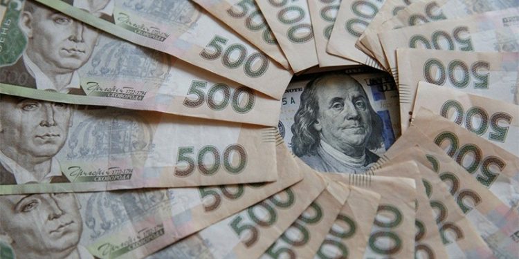 Ukrayna döviz rezervlerini korumak için para birimini devalüe etti