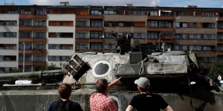 Ukrayna güçlerinin ele geçirdiği Rus askeri ekipmanları Prag'da sergileniyor