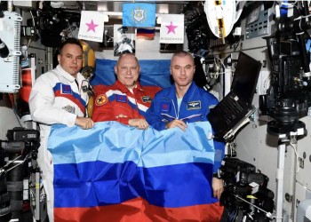 Uluslararası Uzay İstasyonu'ndaki kozmonotlar Ukrayna'daki ayrılıkçı güçlerin bayraklarıyla poz verdi