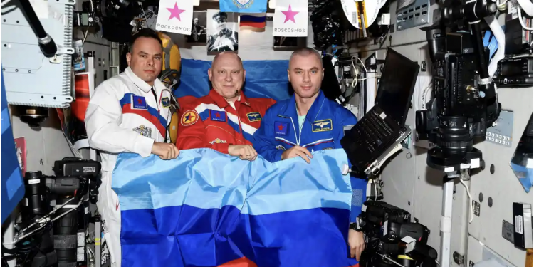 Uluslararası Uzay İstasyonu'ndaki kozmonotlar Ukrayna'daki ayrılıkçı güçlerin bayraklarıyla poz verdi