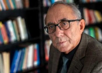 &Uuml;niversitedeki g&ouml;revine son verilen Behramoğlu, SADAT'ı işaret etti