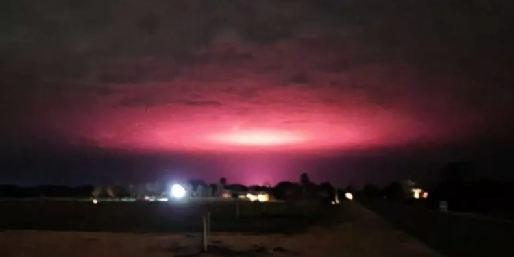 'Uzaylı istilası' sanılan pembe gökyüzünün nedeni belli oldu