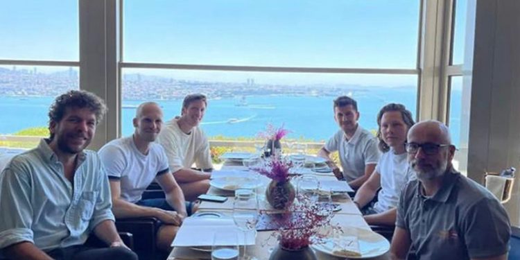 Weghorst, İstanbul'a 3 bireysel antrenörü ile geldi