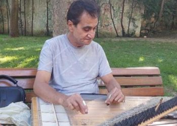 Yarım asırlık kanun ustası parkta çalıyor: Çok zorluk çektik