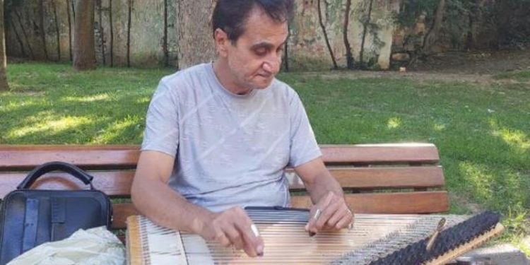 Yarım asırlık kanun ustası parkta çalıyor: Çok zorluk çektik