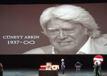 Yeşilçam’ın ‘Kara Murat’ı son yolculuğuna binlerce seveni tarafından uğurlandı