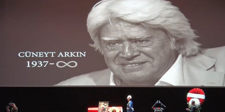 Yeşilçam’ın ‘Kara Murat’ı son yolculuğuna binlerce seveni tarafından uğurlandı