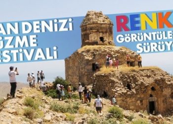 Yıkılmakta olan manastırın üstüne çıkan sporcuların fotoğrafları, 'renkli görüntüler' olarak servis edildi