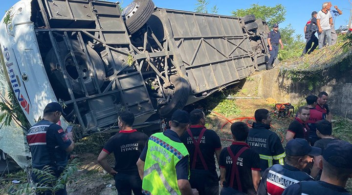 Yolcu otobüsü şarampole devrildi: 6 ölü, 25 yaralı