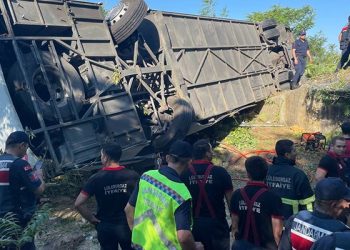 Yolcu otobüsü şarampole devrildi: 6 ölü, 25 yaralı