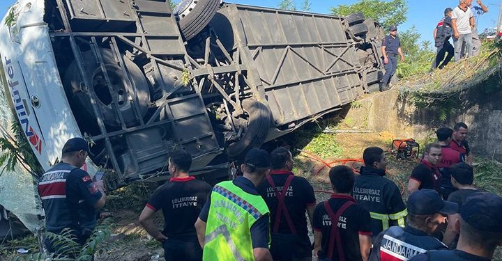 Yolcu otobüsü şarampole devrildi: 6 ölü, 25 yaralı