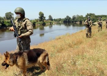 Yunanistan biri ihraç kursiyer teğmen 4 kişiyi daha zorla Türkiye’ye geri itti