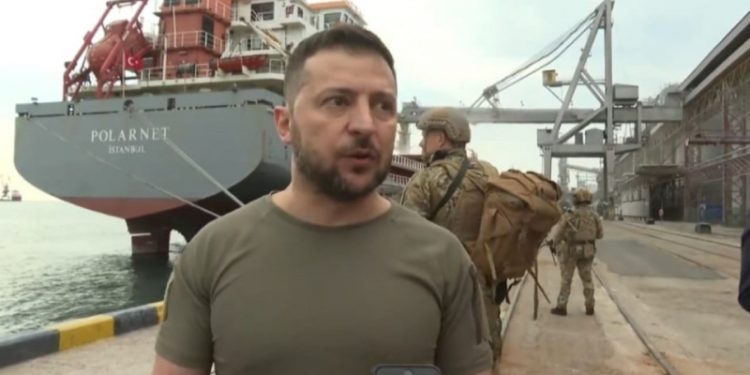Zelenski, Türkiye bandıralı geminin önünden seslendi: Ukrayna tahıl göndermeye hazır; Ankara ve BM'den işaret bekliyoruz