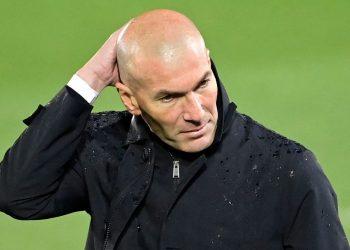 Zidane İstanbul’a gelip saç ektirdi