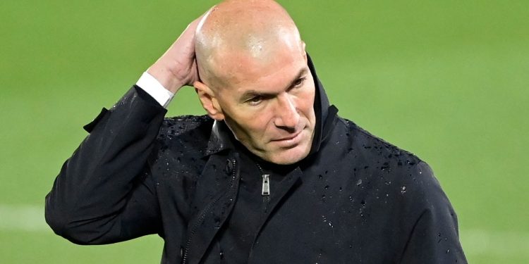 Zidane İstanbul’a gelip saç ektirdi