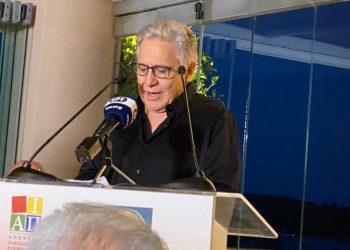 Zülfü Livaneli, Simi Konferansı'nın açılışını yaptı: Ciddi gerileme dönemleri geçirse de insanlık geriye gitmeyecek