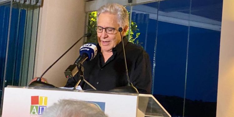 Zülfü Livaneli, Simi Konferansı'nın açılışını yaptı: Ciddi gerileme dönemleri geçirse de insanlık geriye gitmeyecek