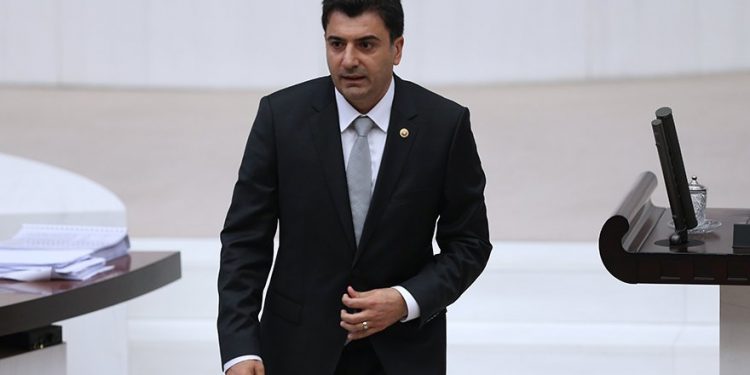 CHP’li Zeynel Emre’den önemli açıklama: 15 Temmuz’u ihbar eden binbaşıyı komisyon dinlemesin diye MİT personeli yaptılar!